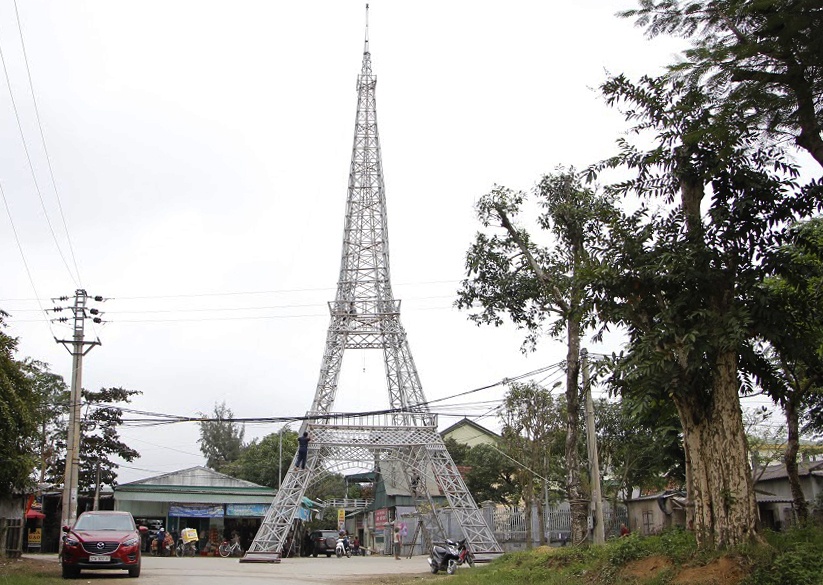 mo hinh thap Eiffel don giang sinh anh 1