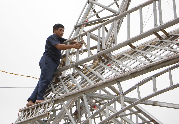 mo hinh thap Eiffel don giang sinh anh 6