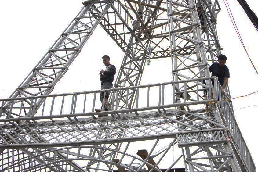 mo hinh thap Eiffel don giang sinh anh 9