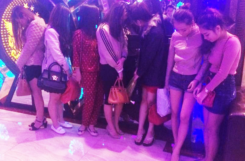 Nguoi hat chay tan loan, nem ma tuy vao bon cau phi tang hinh anh