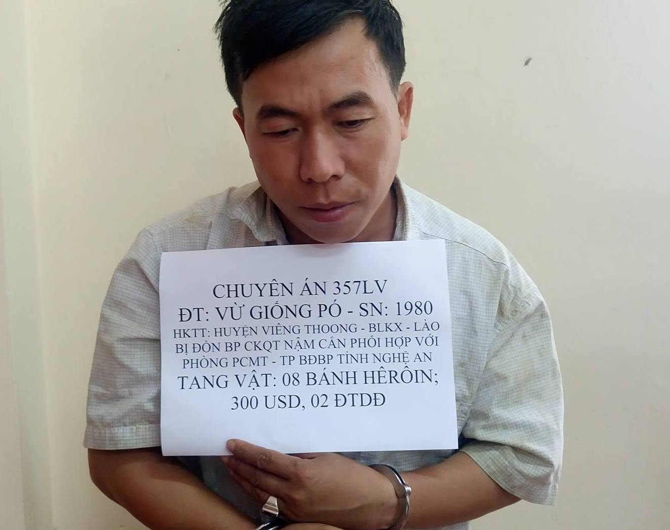 Hon 20 can bo mat phuc bat ke van chuyen 8 banh heroin hinh anh