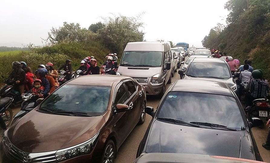 Hang nghin oto chon chan tren duong di hoi hoa huong duong hinh anh