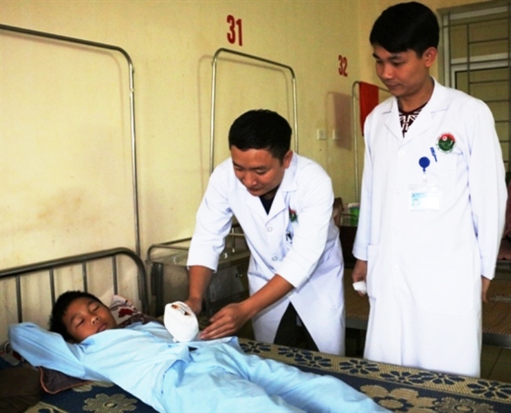 Nam sinh lop 7 mat ngon tay vi choi phao tu che hinh anh