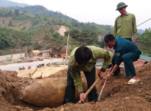 Dao thay bom nang 300 kg khi san nen nha hinh anh