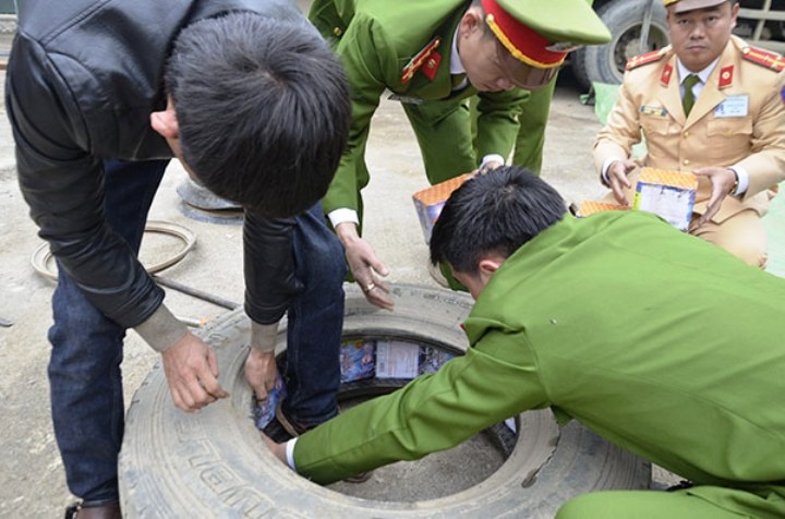 Giau nua tan phao trong lop xe, thung xang hinh anh