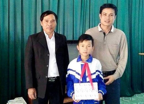 Nam sinh lop 5 tra lai day chuyen vang cho nguoi danh mat hinh anh