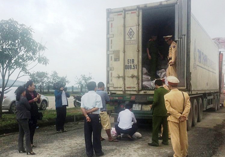 Gan 1,7 tan heo sua khong ro nguon goc chuan bi vao nha hang hinh anh