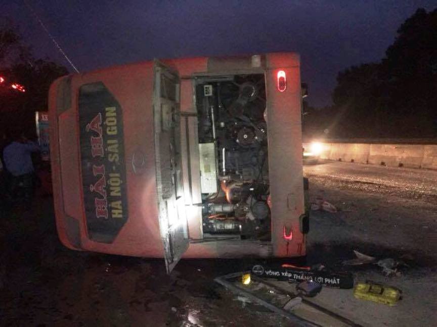 Oto khach cho hon 40 nguoi ve que an Tet bi lat hinh anh