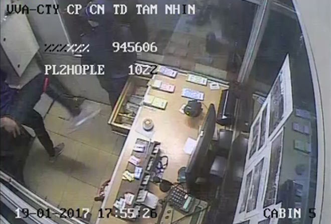 hành hung nữ nhân viên thu phí ảnh 1 hanh hung nu nhan vien thu phi anh 1