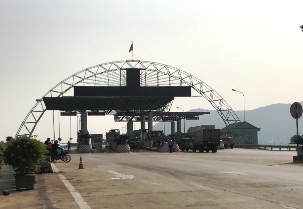 hanh hung nu nhan vien thu phi anh 2