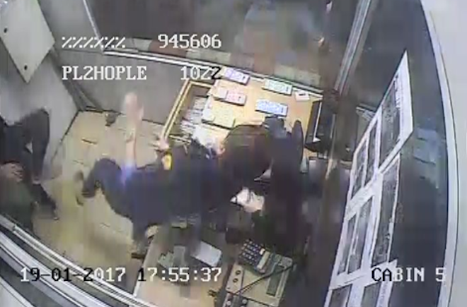 Tai xe xong vao cabin tram thu phi danh nu nhan vien hinh anh