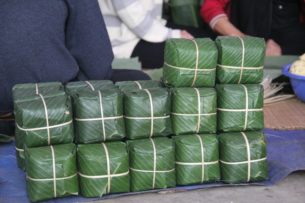 Lang banh chung nuc tieng xu Nghe tat bat vao vu Tet hinh anh