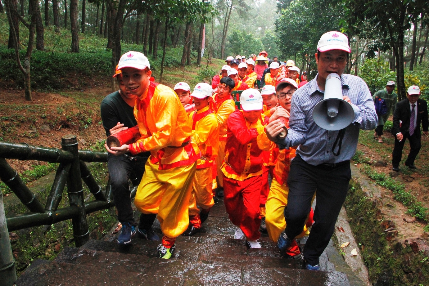 Doi mua dang cap banh chung 700 kg len mo ba Hoang Thi Loan hinh anh