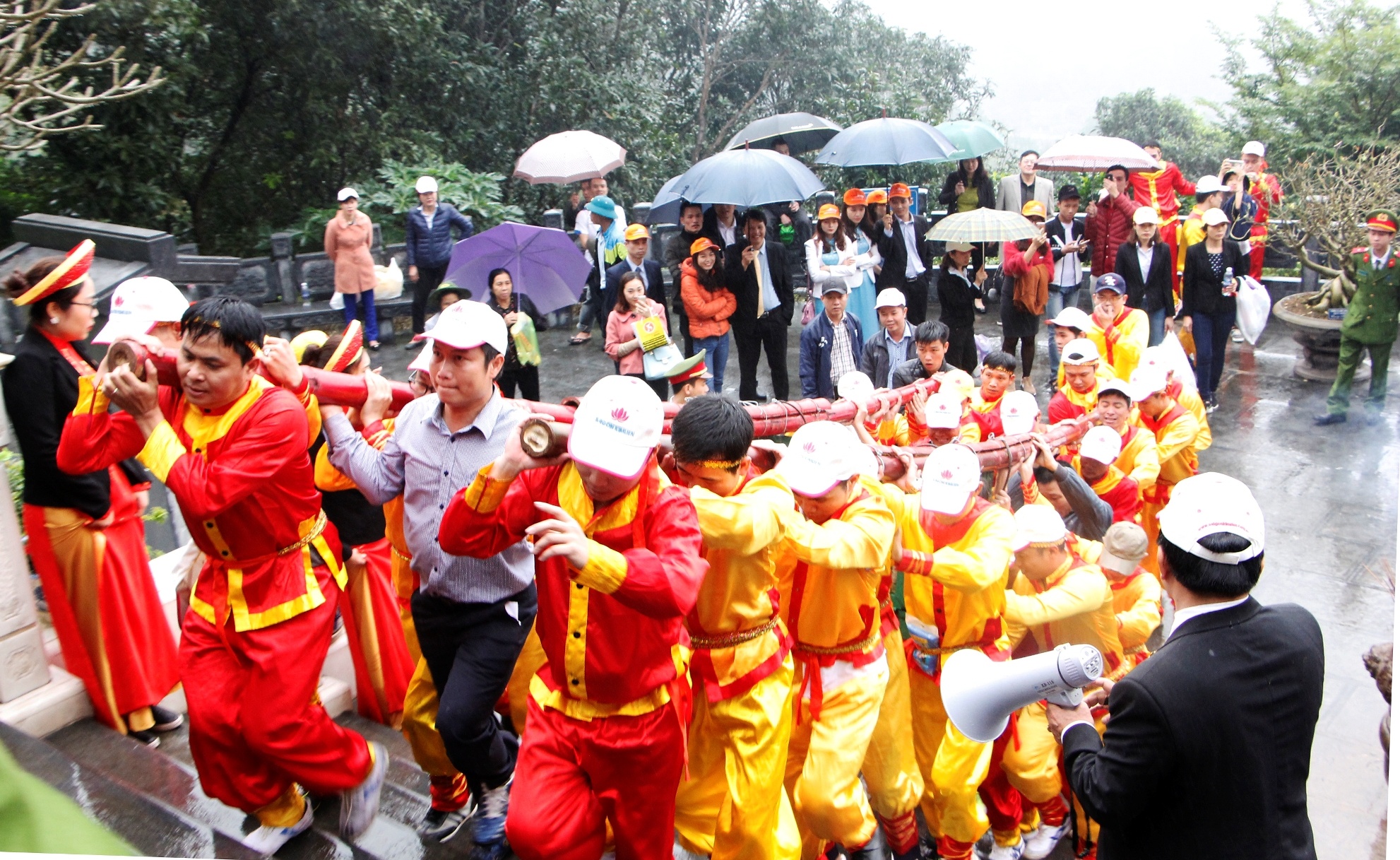 dâng bánh chưng mộ bà Hoàng Thị Loan ảnh 1 dang banh chung mo ba Hoang Thi Loan anh 1