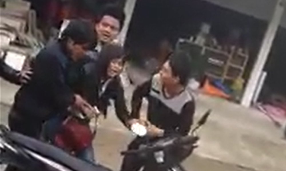 Co gai bi nhom thanh nien bat ep ve lam vo giua duong hinh anh