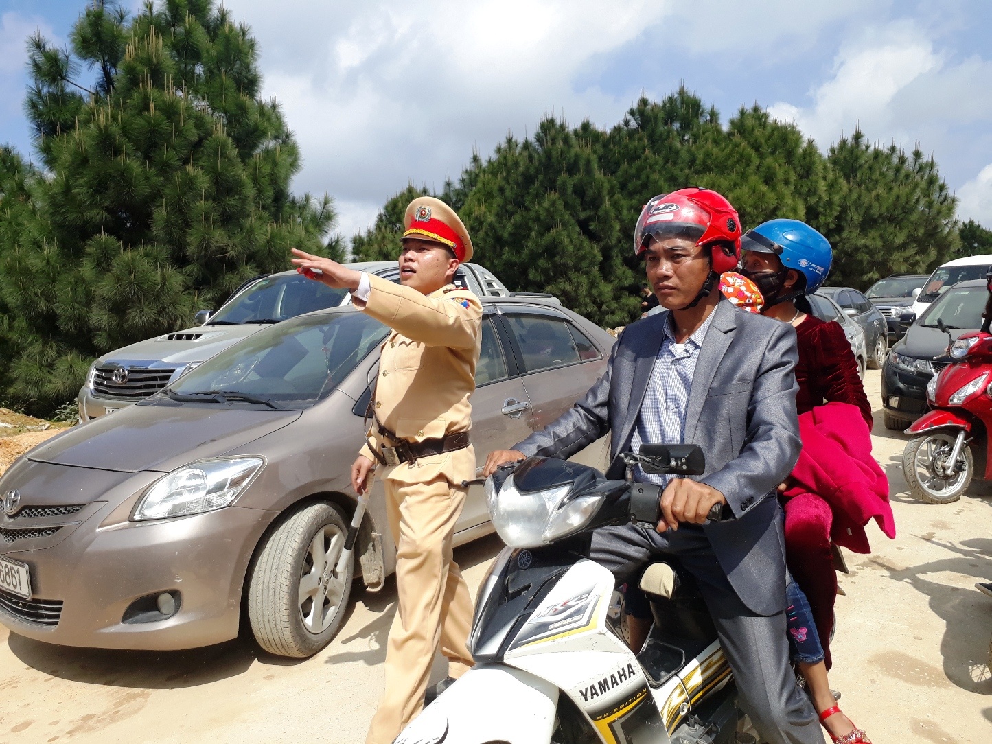 xep hang len chua Dai Tue anh 2