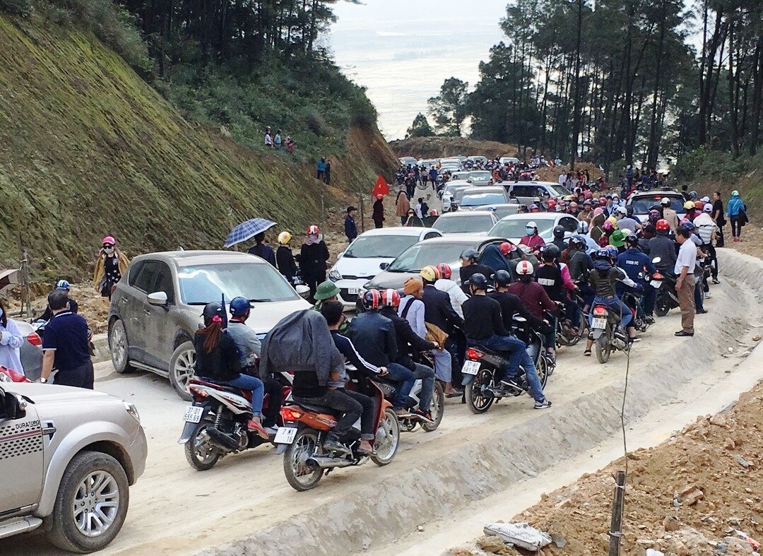 xep hang len chua Dai Tue anh 1