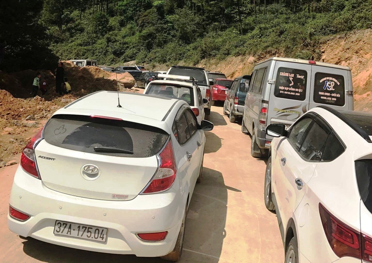 Oto xep hang 5 km len chua Dai Tue trong ngay khai but hinh anh