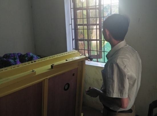 Nguoi dan ong treo co o tru so cong an xa hinh anh