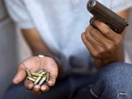 Chu quan nhau dung sung ban chet khach hinh anh