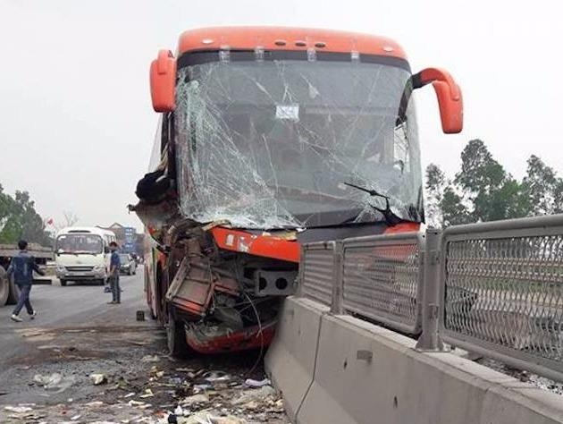 Xe khach giuong nam che doi tren dai phan cach hinh anh