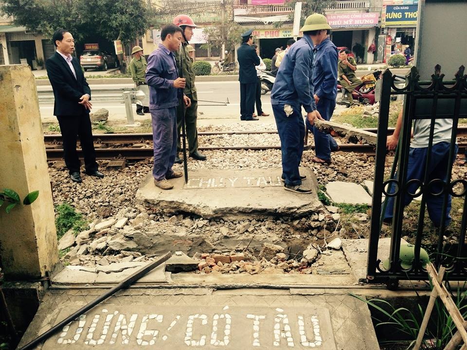 Nghe An dong 18 loi di, duong ngang giao cat voi duong sat hinh anh