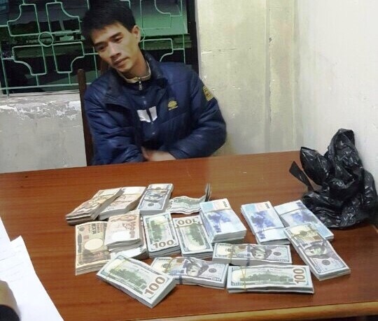 Trom boc ngoai te tri gia hon 6 ty dong tren oto khach hinh anh