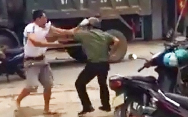 Truong cong an thi tran bi dam khi dang thi dau cau long hinh anh