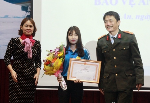 Tuyen duong hai nu sinh dung cam duoi bat cuop hinh anh