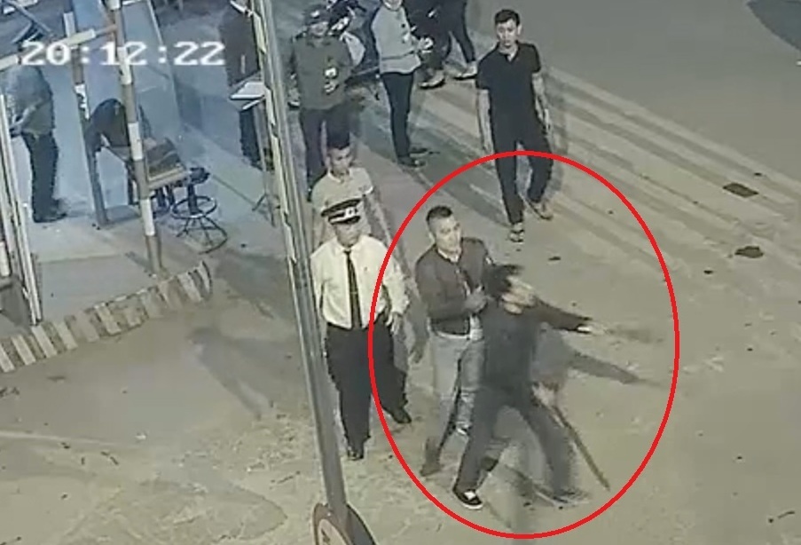 Phu xe vac kiem doa chem nhan vien ben xe Vinh hinh anh