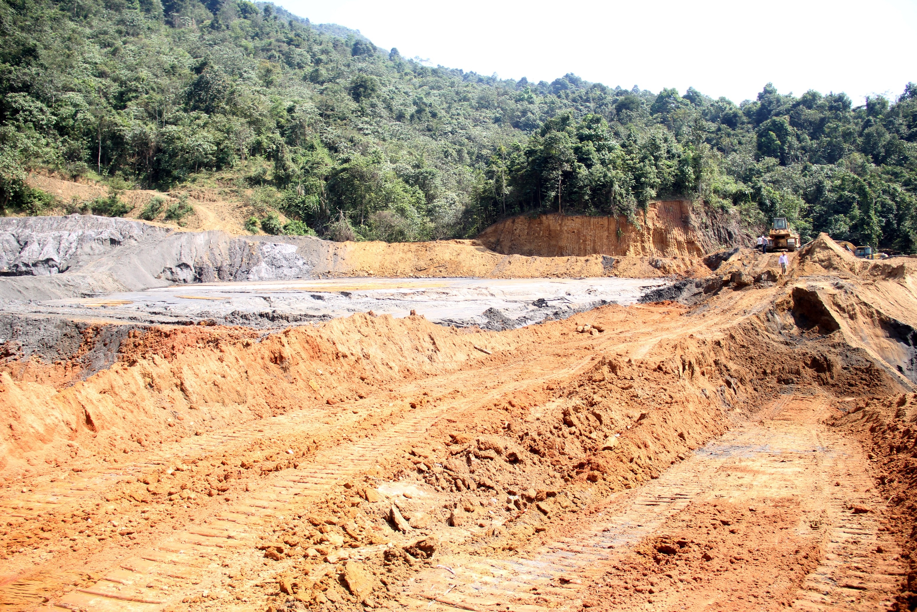 Cong an vao cuoc dieu tra vu vo be chua bun thai quang thiec o Nghe An hinh anh