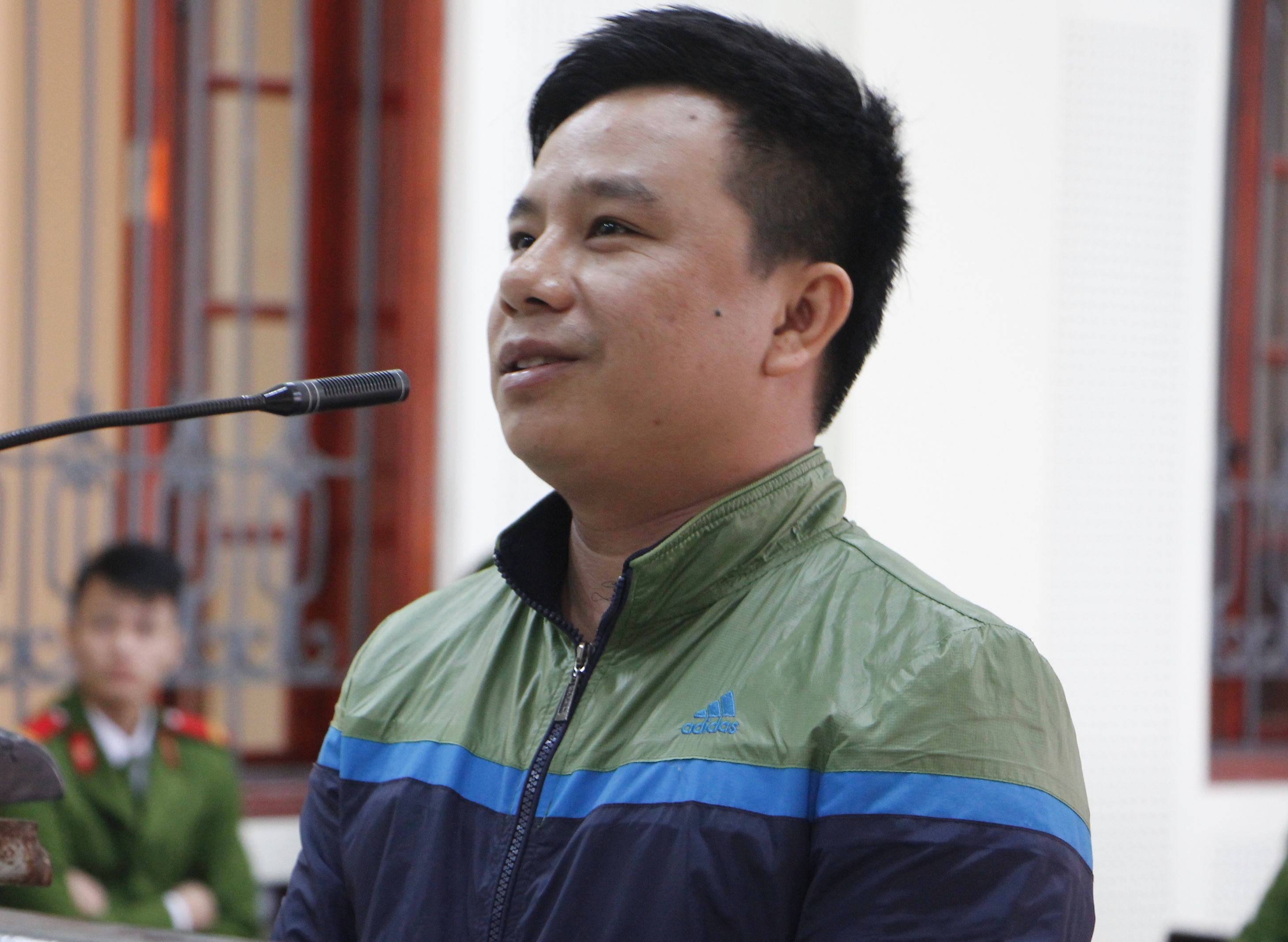 Ke no sung o quan ca phe quanh co choi toi hinh anh