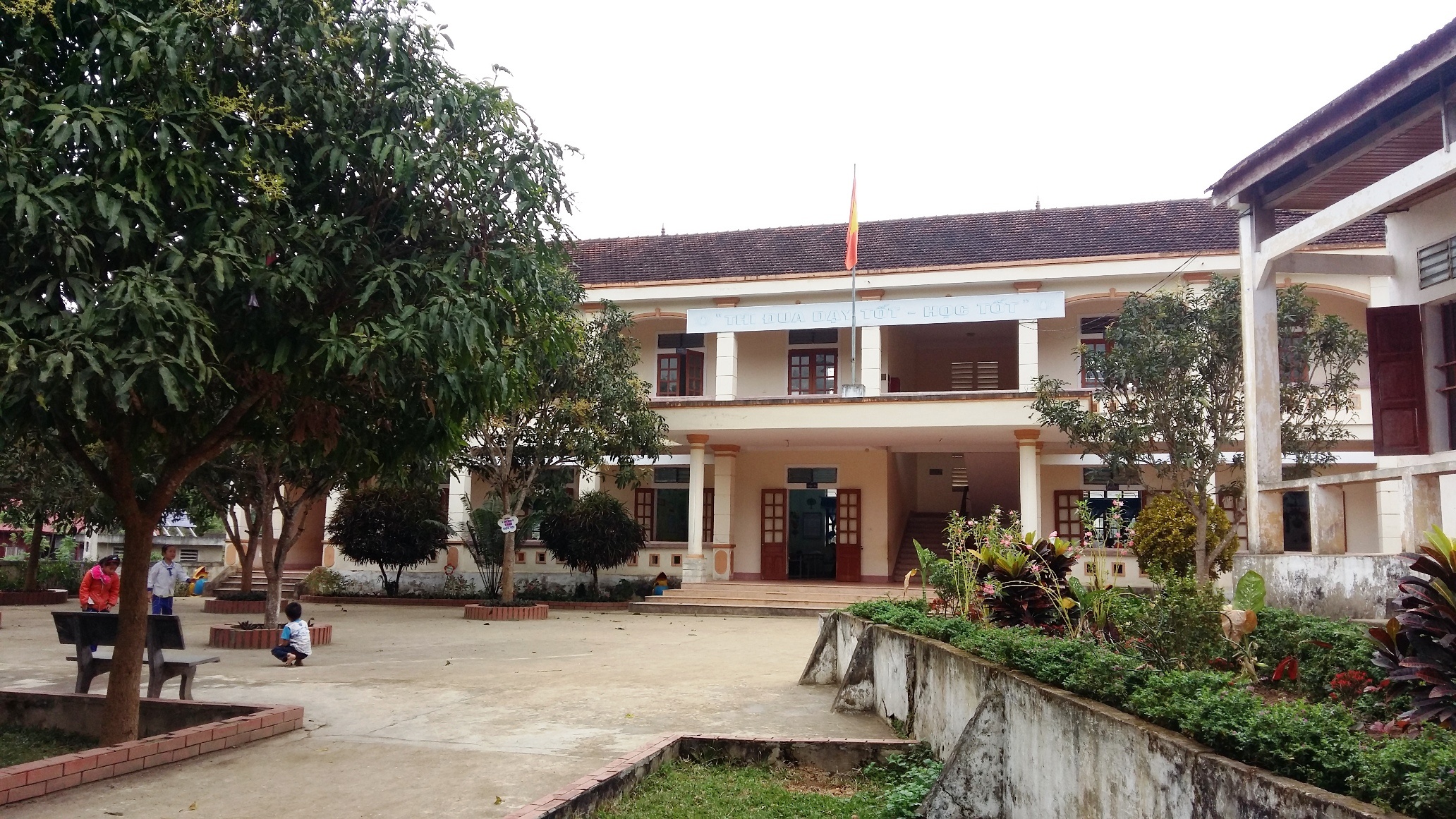 giao vien danh hoc sinh anh 1