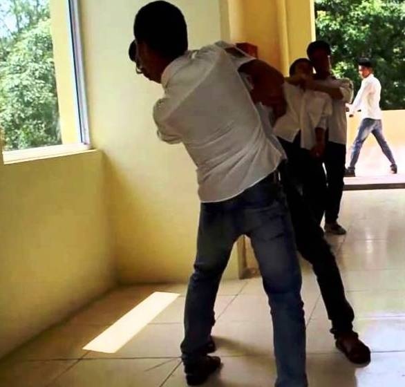 Nam sinh lop 9 tu vong tai truong khi dua voi ban hinh anh