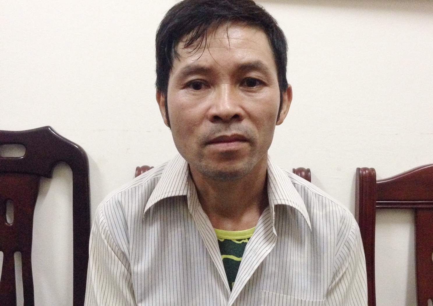 Vo nguoi cam dau bang cuop khet tieng ngat xiu khi chong bi bat hinh anh