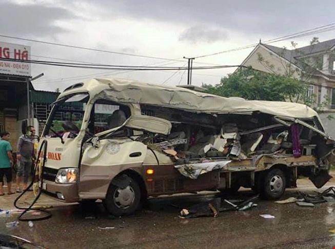 Di xem tai nan, 3 chu chau bi oto tong tu vong hinh anh