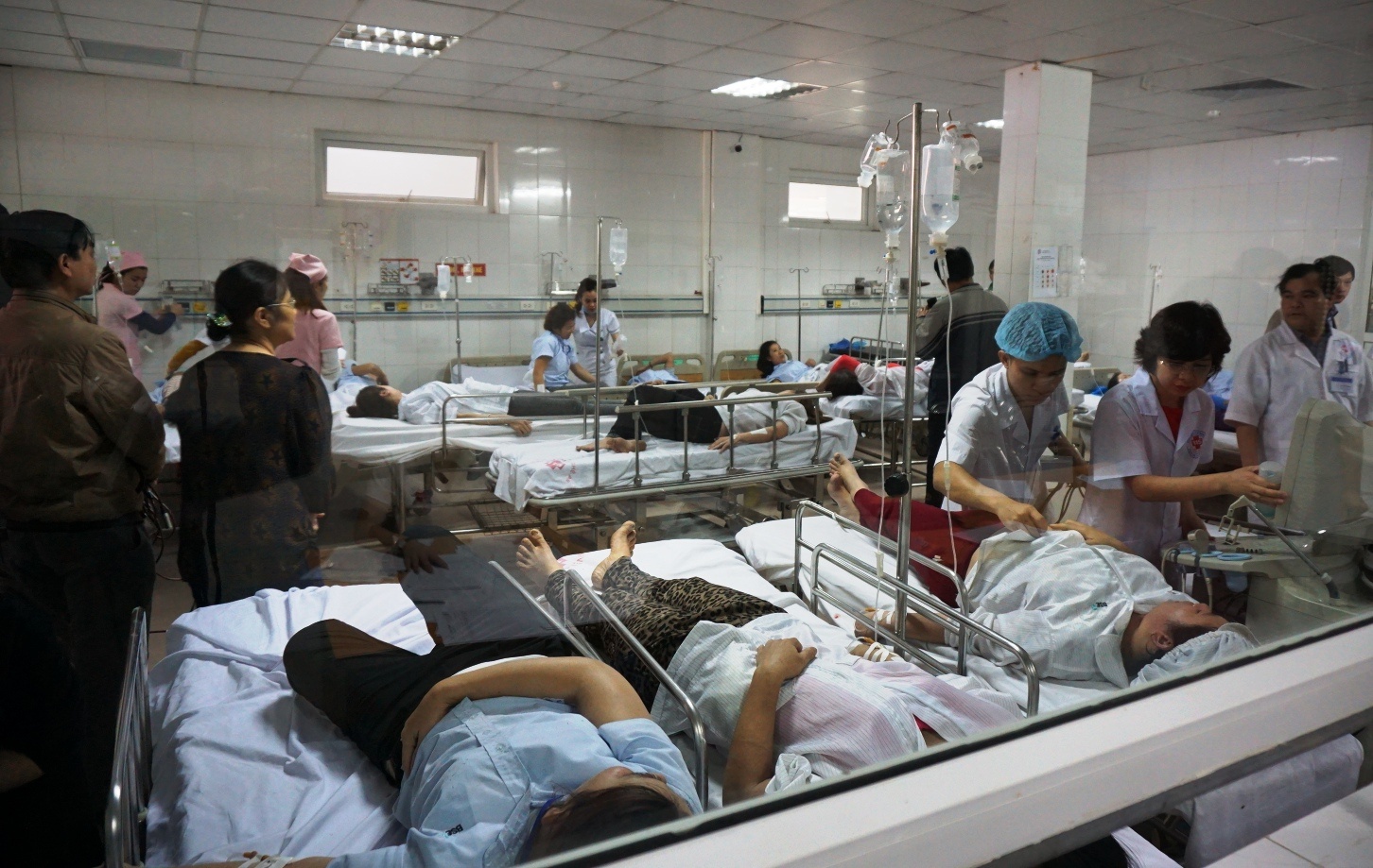 Gan 50 cong nhan nghi ngo doc sau bua an trua hinh anh