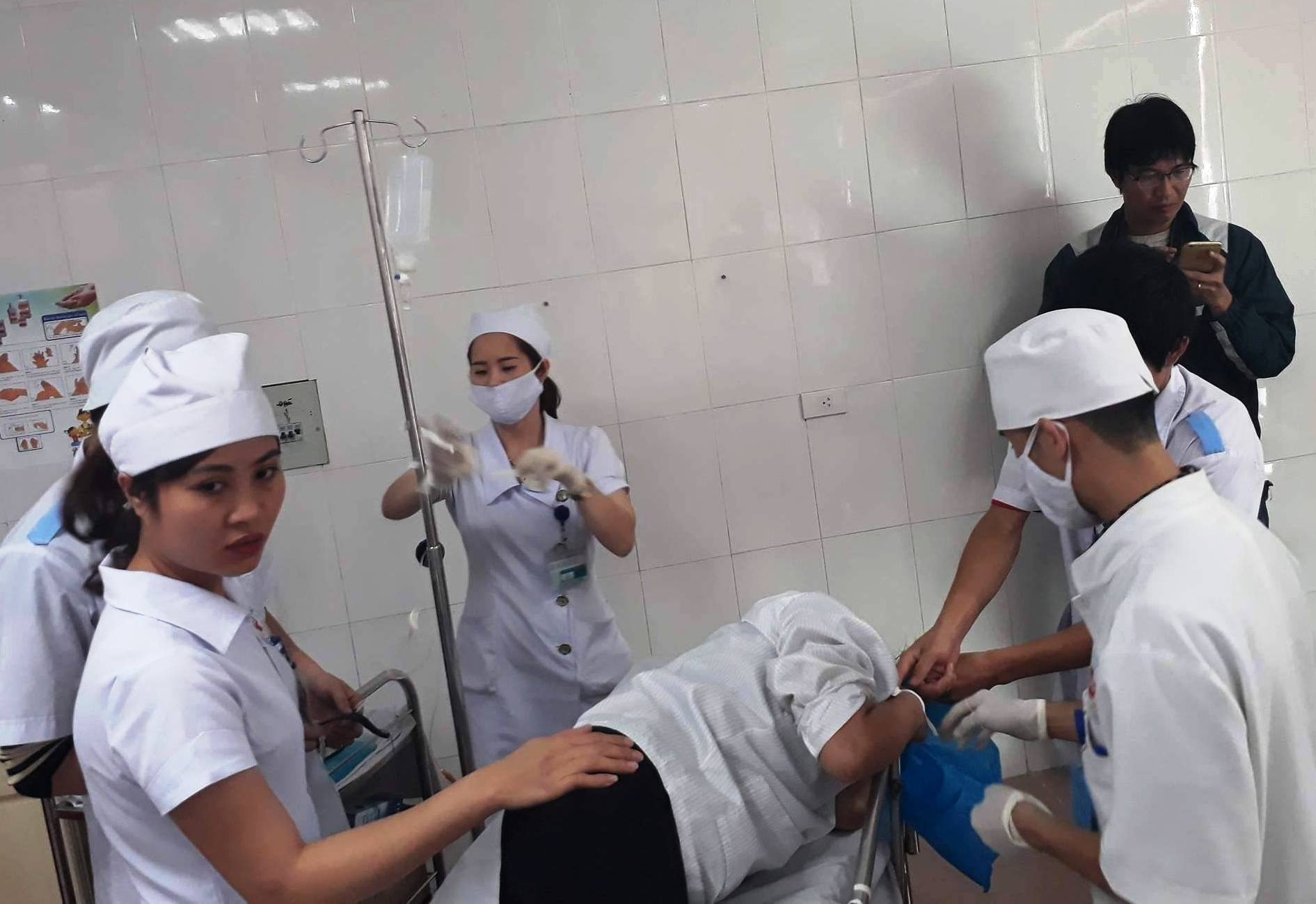 Hang chuc cong nhan ngo doc sau bua an trua hinh anh