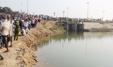Mai bat vit troi, hai hoc sinh roi xuong ho tu vong hinh anh