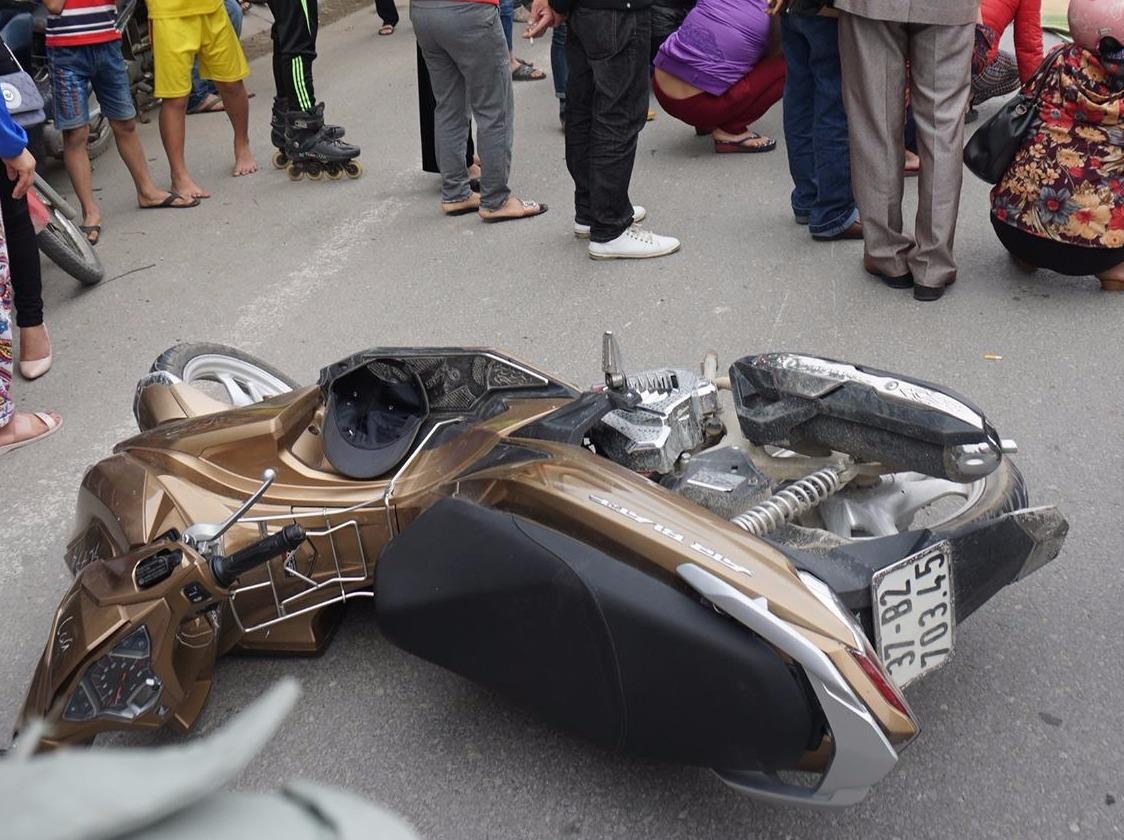 Xe khach giuong nam can qua nguoi, nam thanh nien tu vong hinh anh