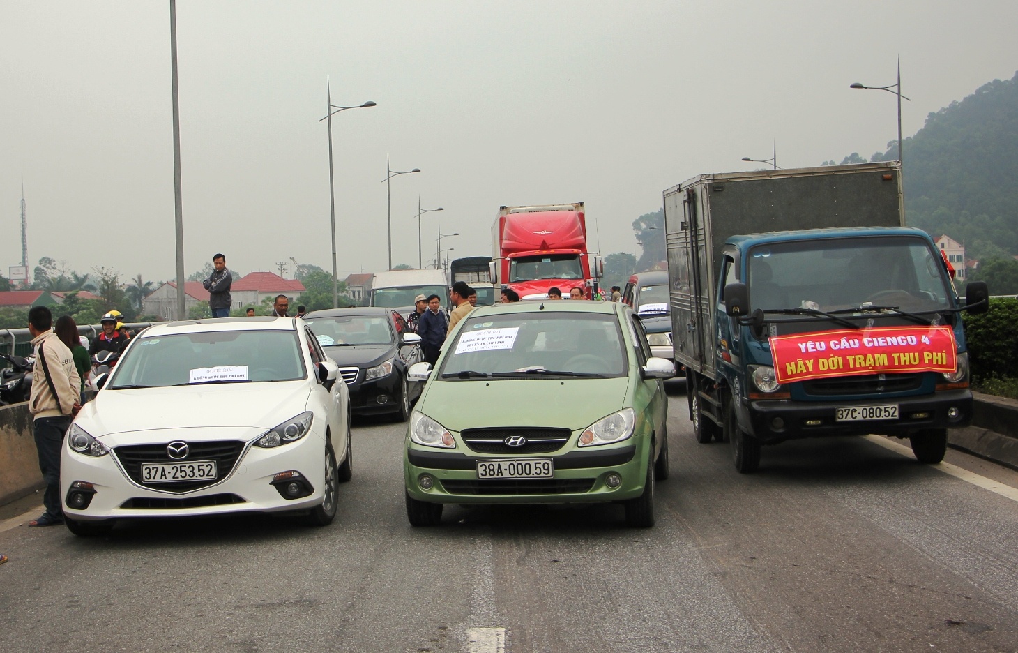 dung tien le mua ve qua cau Ben Thuy anh 1