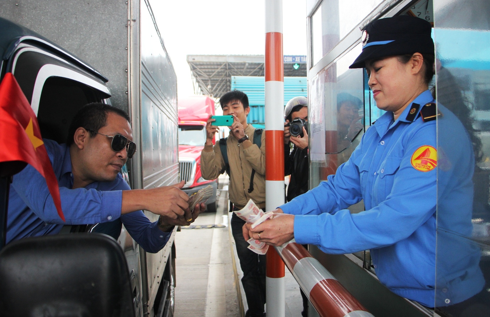 Dan dung tien le mua ve qua cau Ben Thuy 2 de phan doi thu phi hinh anh