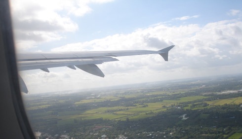 Hai may bay suyt va cham tai san bay Cam Ranh hinh anh