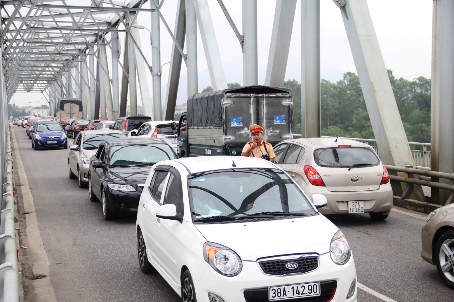 Quoc lo 1 lai tac vi dan dua tien le mua ve qua Tram thu phi Ben Thuy hinh anh