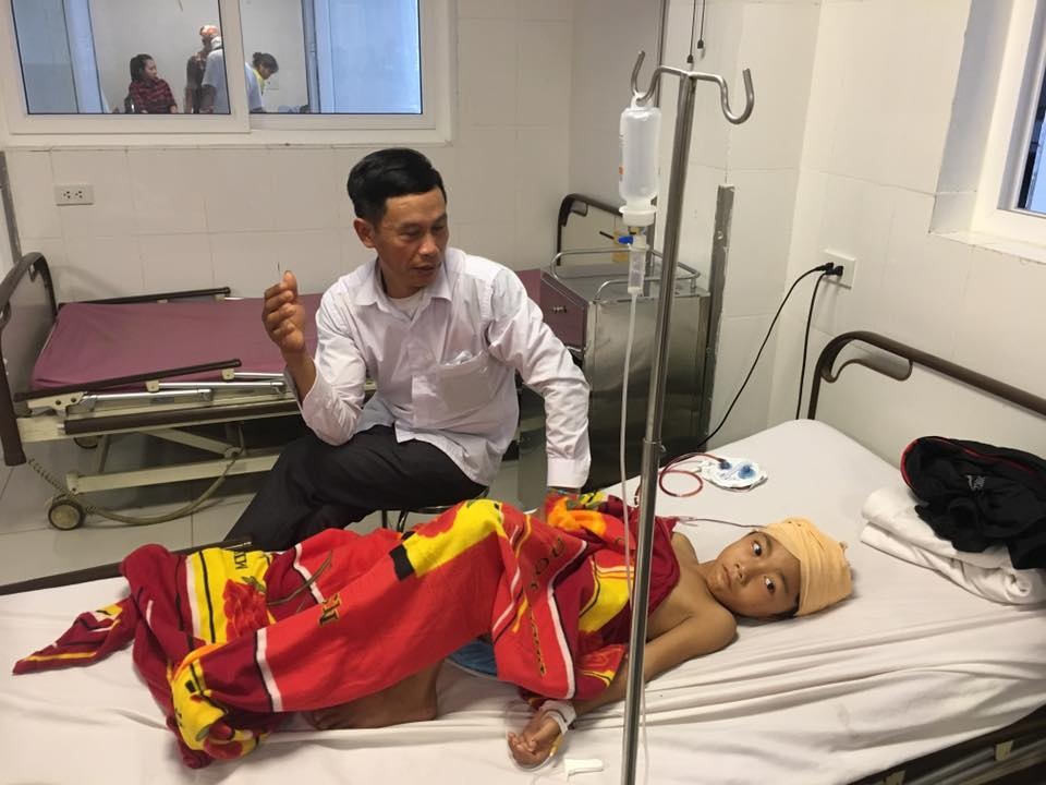 cây đổ đè trúng 3 học sinh ảnh 1 cay do de trung 3 hoc sinh anh 1