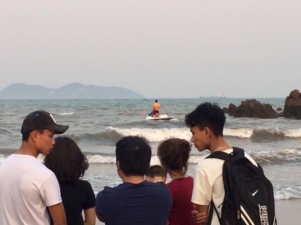 hoc sinh bi song bien cuon mat tich anh 1