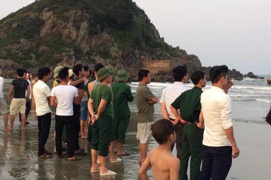 Di chup anh ky yeu, hai nam sinh lop 12 bi song cuon hinh anh