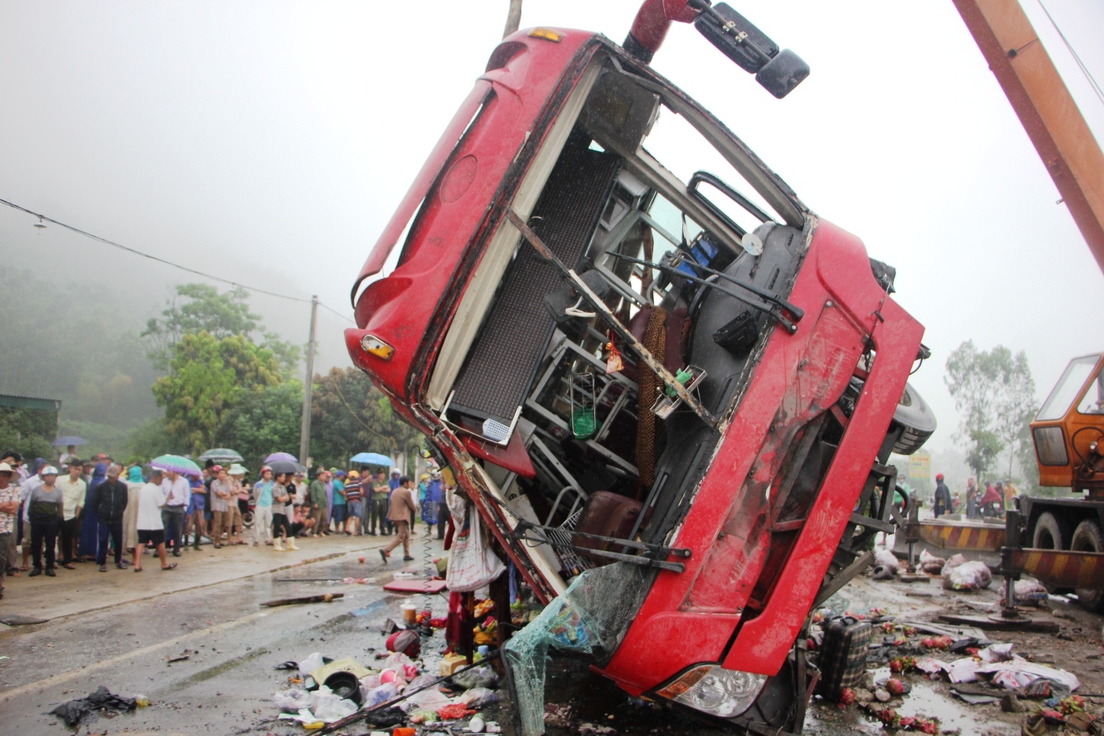 Tai xe chi kip keu 'co su co' truoc khi oto giuong nam lat hinh anh