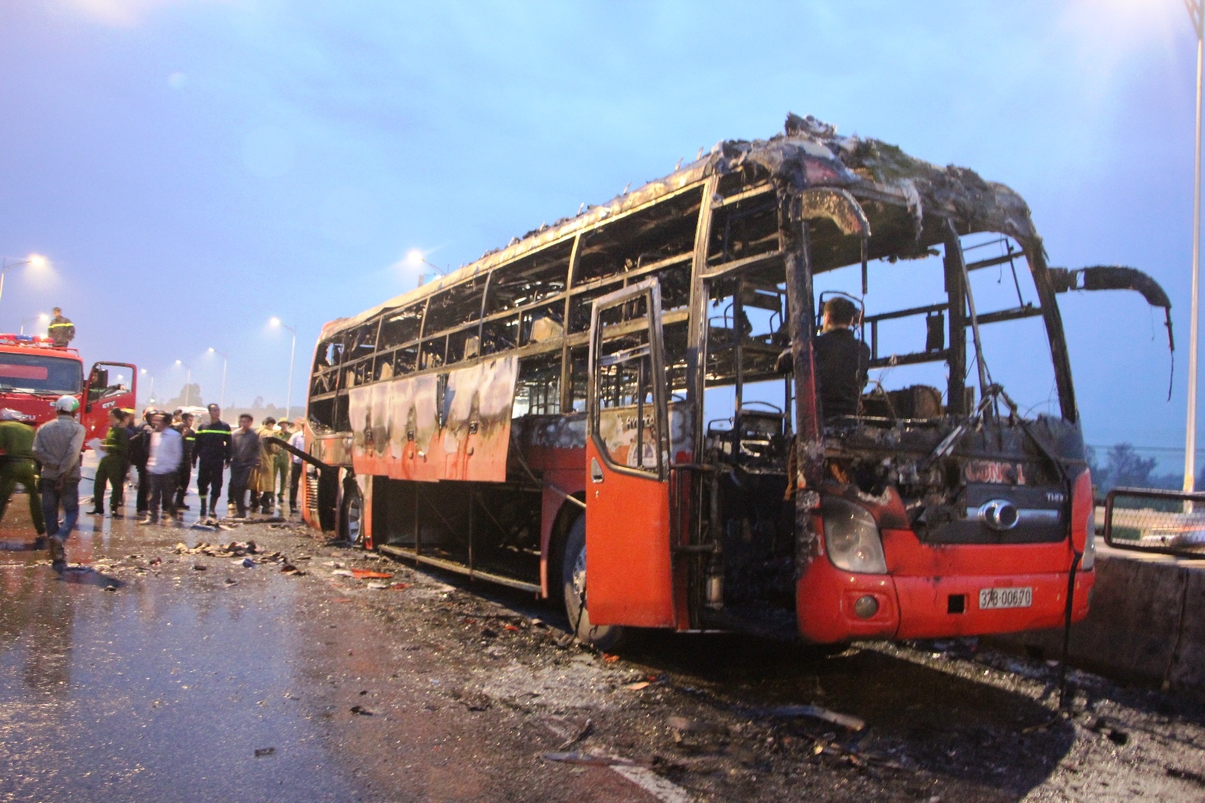 Xe giuong nam dang chay bi chay tro khung, 4 nguoi thoat chet hinh anh