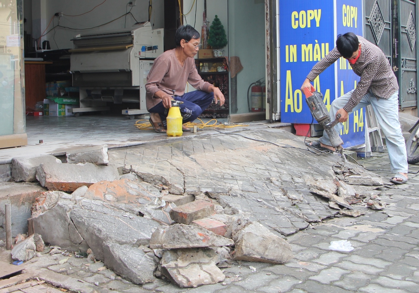 Nguoi dan TP Vinh tu giac dap bo tam cap lan chiem via he hinh anh